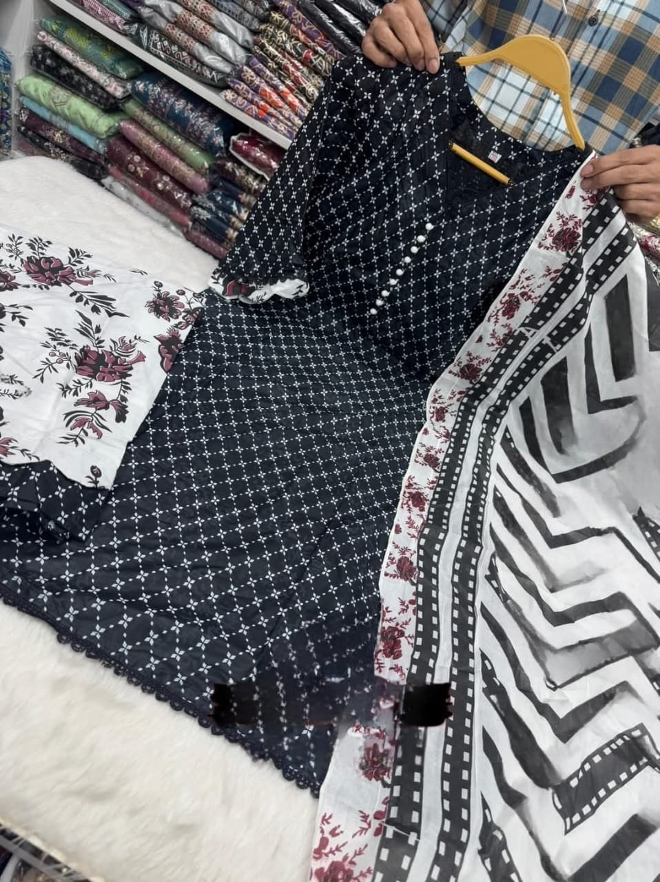 লেটেস্ট ডিজাইনের প্রিন্টের হাই কোয়ালিটি থ্রি পিস - Image 2