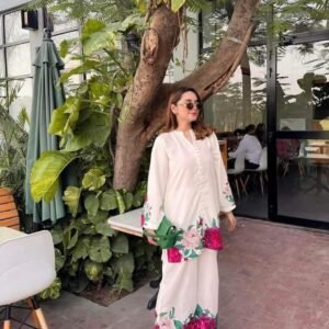 আউটস্টেন্ডিং সাদা ফ্লোরাল ড্রেস