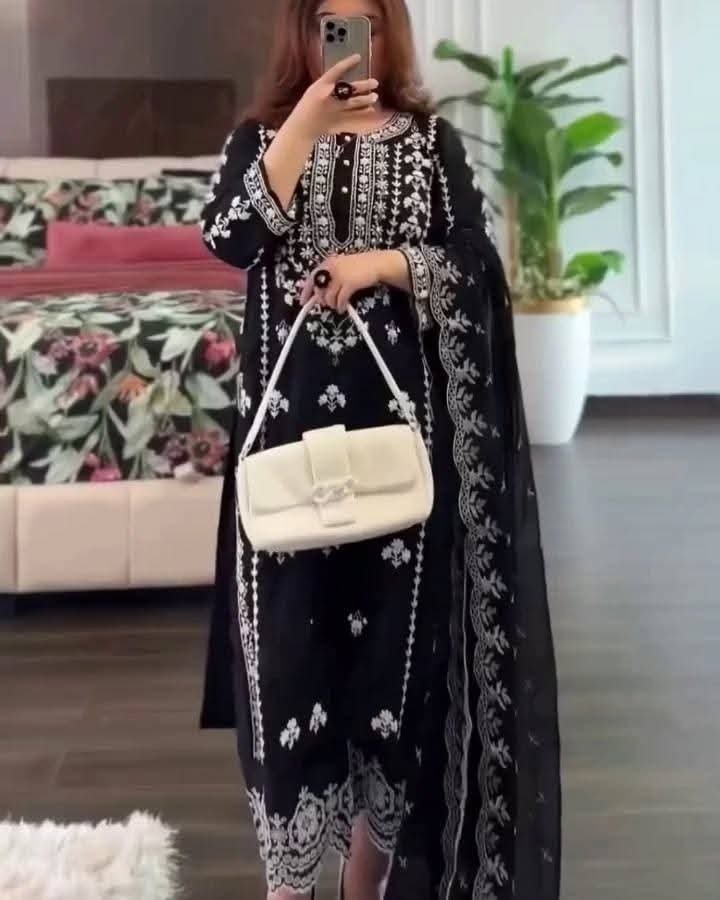 হেভি এমব্রয়ডারি সেলার করা থ্রি-পিস - Image 3