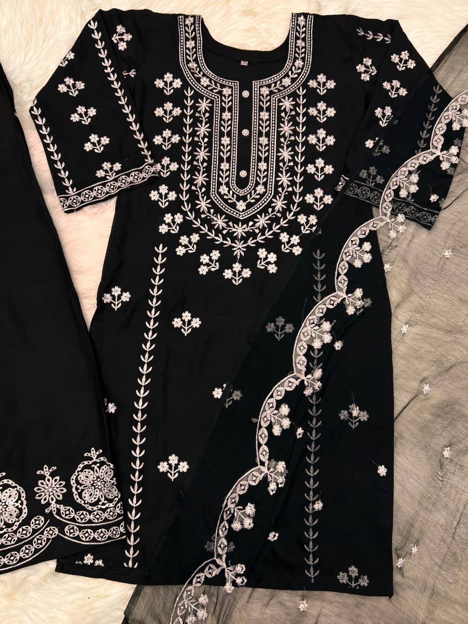হেভি এমব্রয়ডারি সেলার করা থ্রি-পিস - Image 4