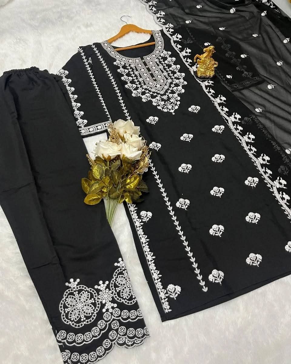 হেভি এমব্রয়ডারি সেলার করা থ্রি-পিস - Image 2