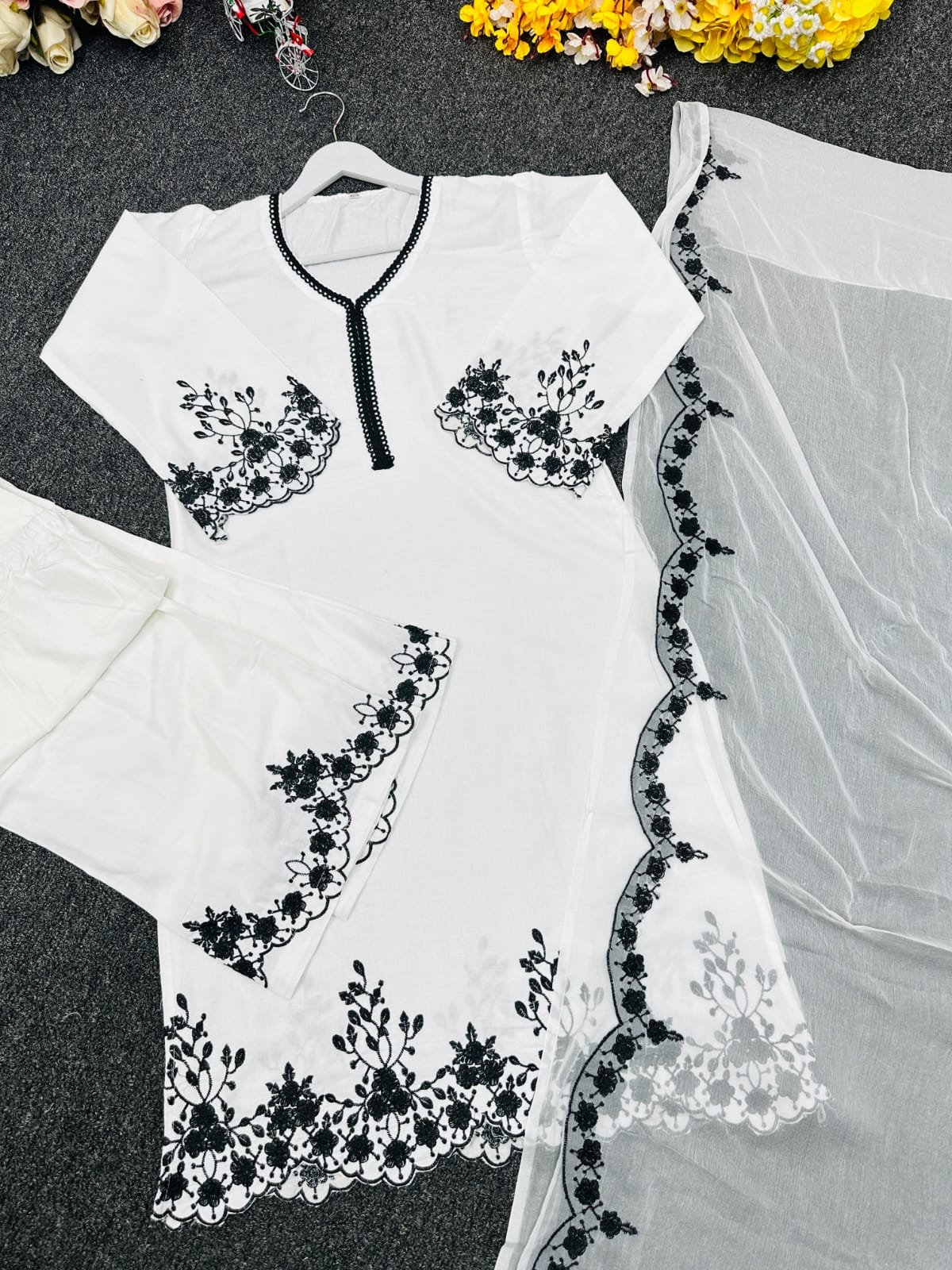 তাঁতাল কাটোওয়ার্ক এমব্রয়ডারি থ্রি পিস - Image 4