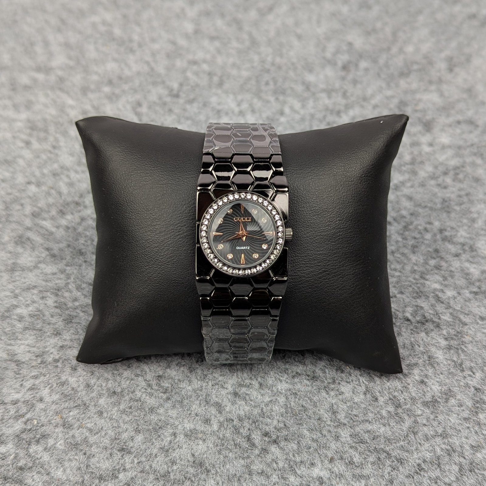 Elegant Golden Ladies Quartz Watch with Crystal Bezel – Premium Bracelet Design