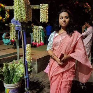 স্টাইলিশ চুমকি শাড়ি